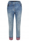 Moderne Jeans mit Stickereien /