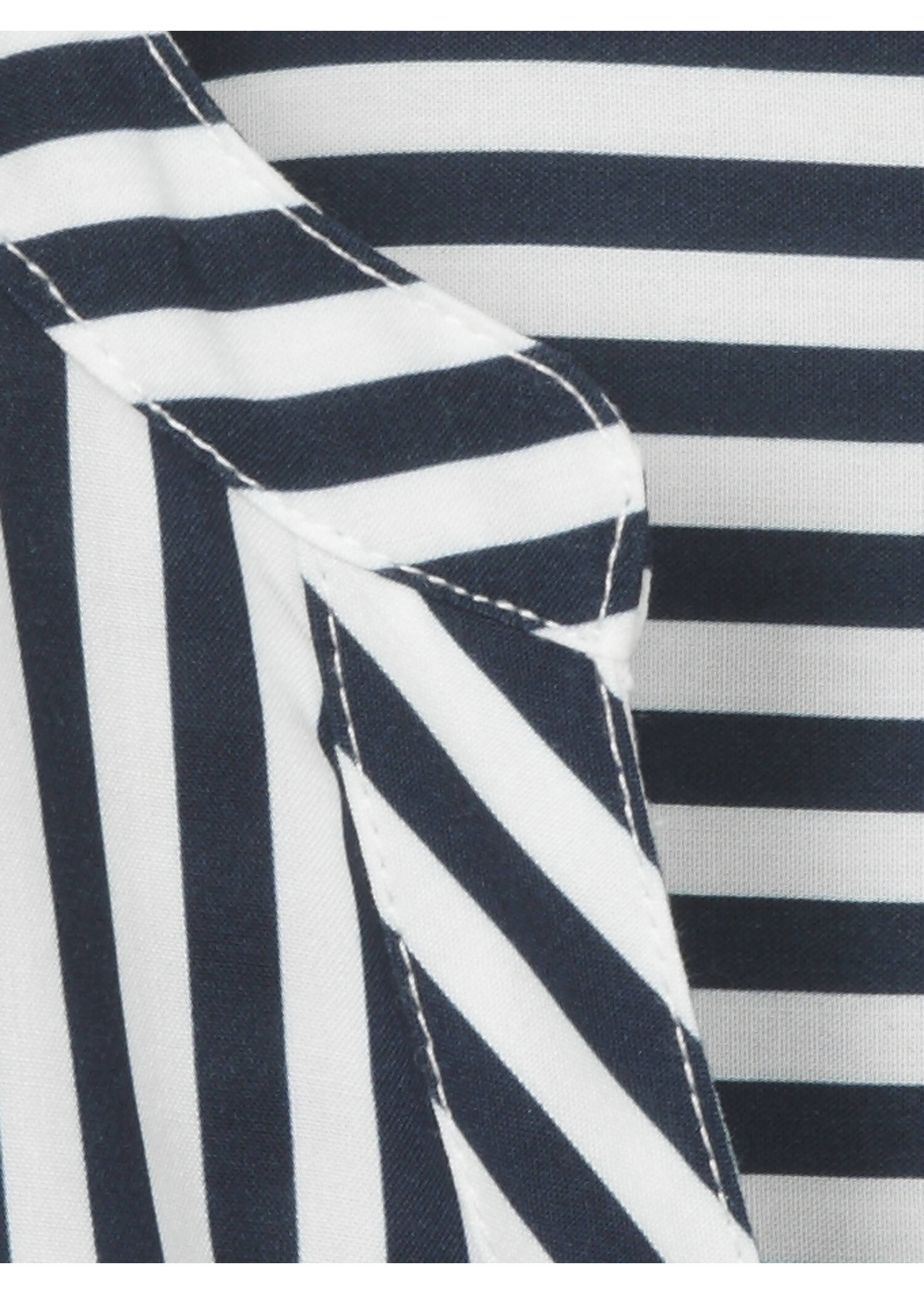 Fließende Viskose Bluse mit streckenden Längsstreifen / 