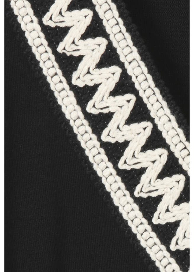 Schwarzes T-Shirt mit geschmücktem V-Ausschnitt / 