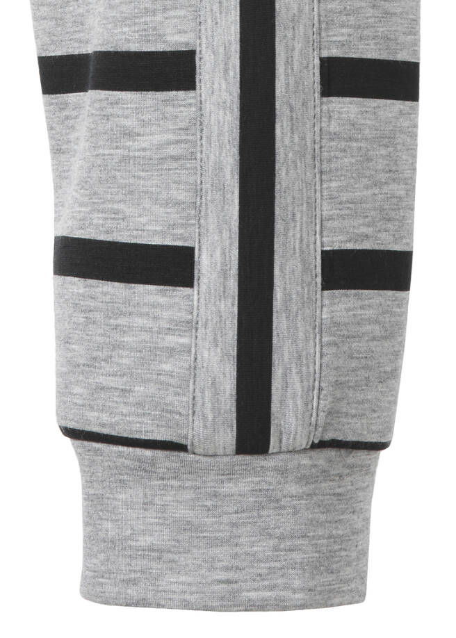 Sweatshirt mit Streifen und Schmuck-Motiven / 