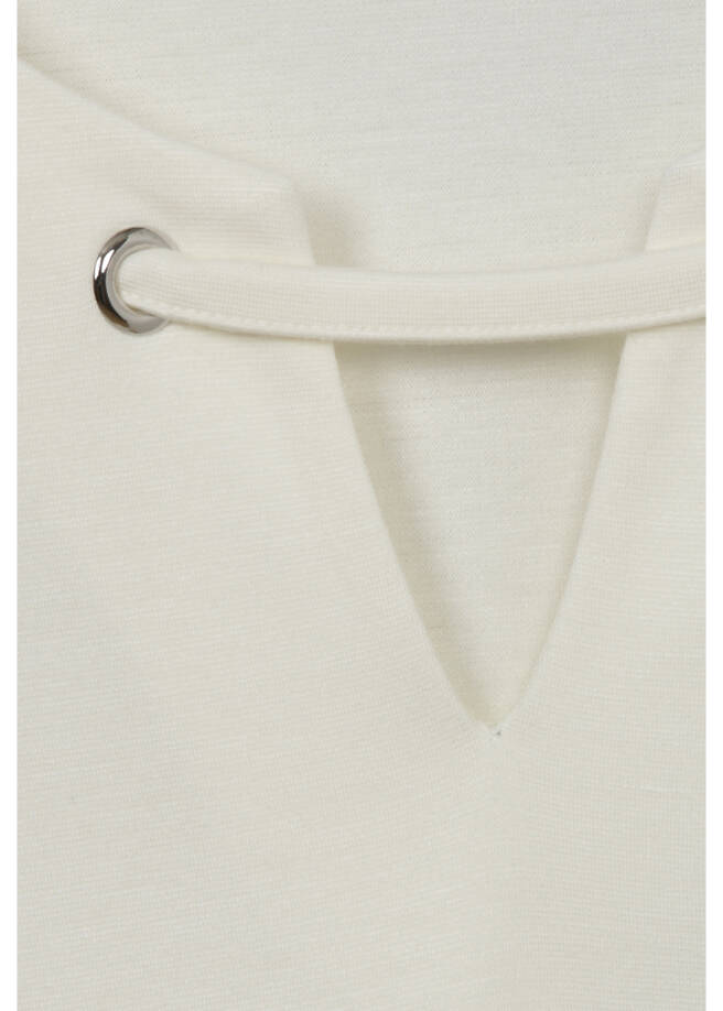 Einfarbiges Shirt mit geschmücktem Ausschnitt / 