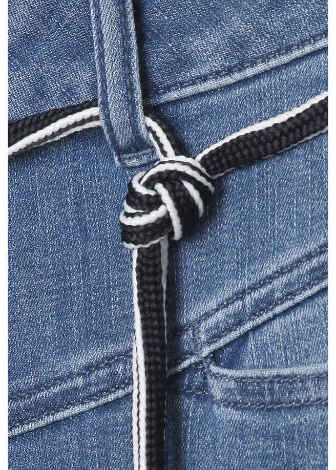 Modische Slim-Fit-Jeans mit Ziernähten / 