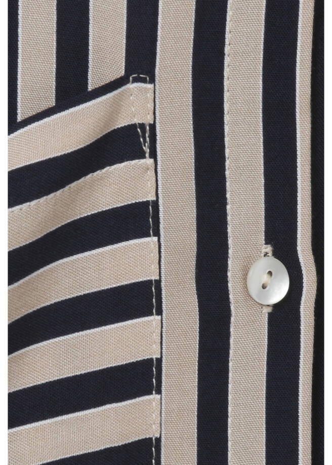 Moderne Bluse mit gestreiftem Allover-Muster / 