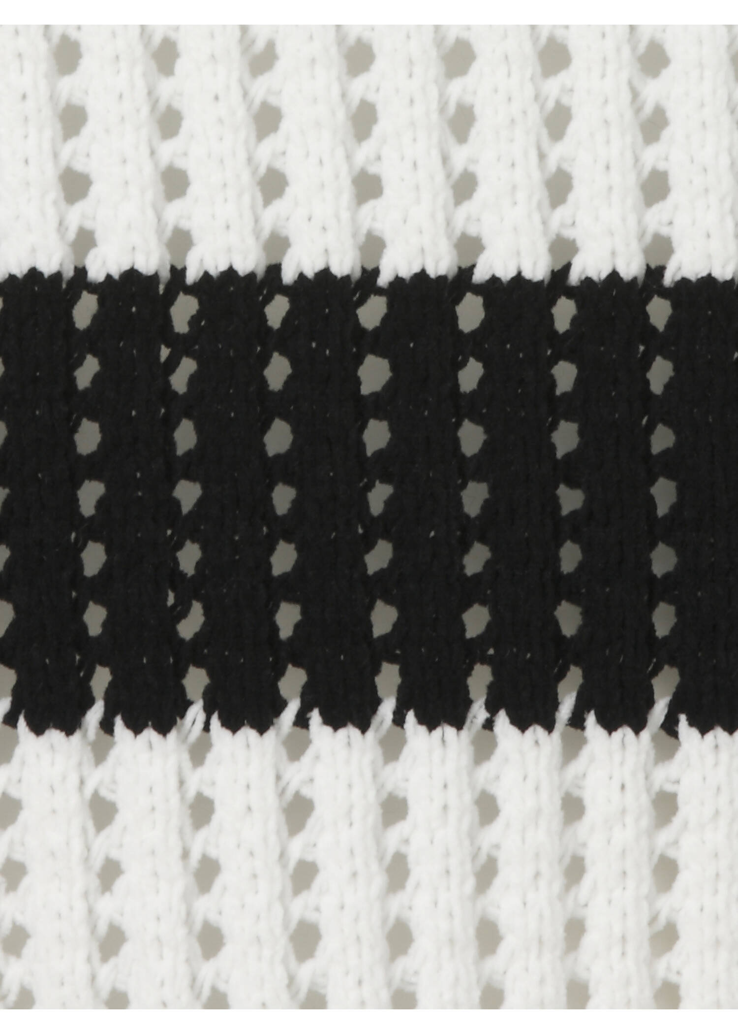 Leichter Black & White Pullover mit Lochmuster /