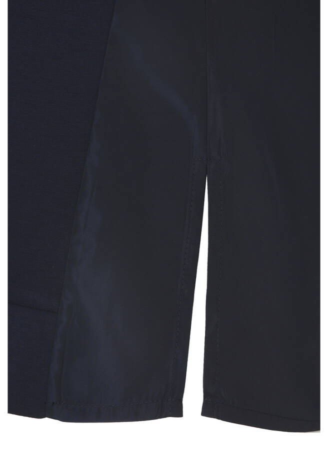 Einzigartiges 1/2-Arm Sweatshirt mit Blusenteil am Rücken / 