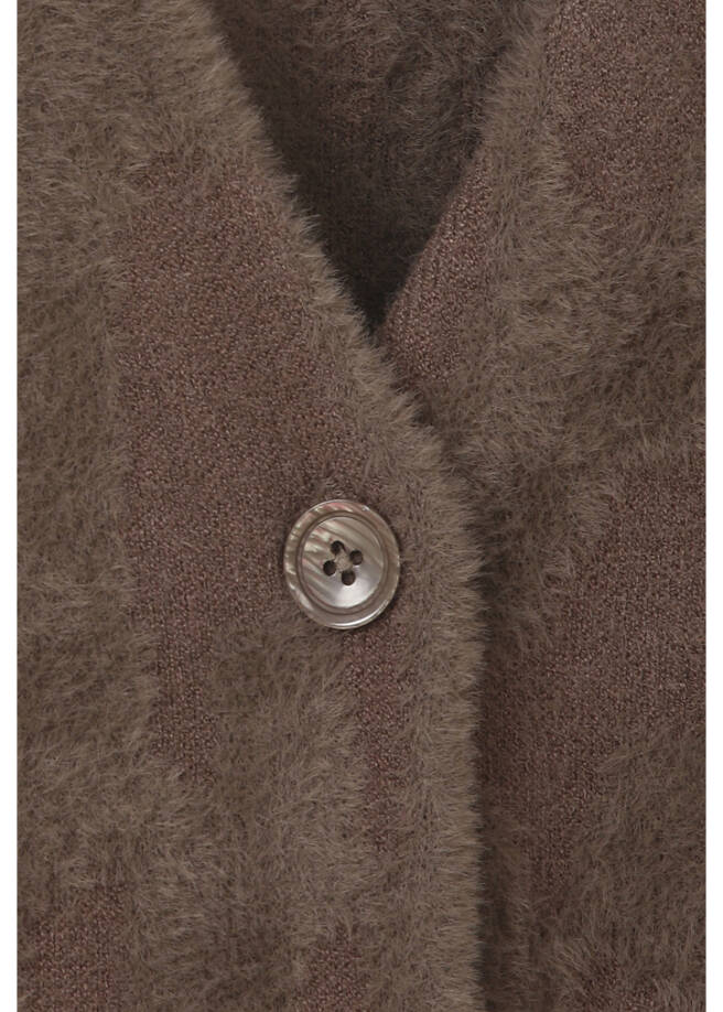 Moderne Strickjacke in Nougat mit Plüschmuster /